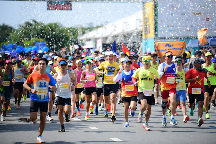 Mặc kệ nắng nóng, các runner tưng bừng xuất phát tại GreenUP Marathon - Ảnh 9.