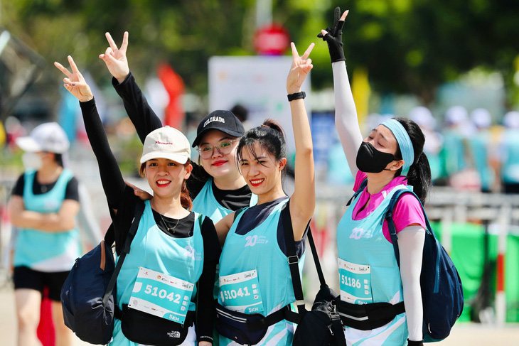 Mặc kệ nắng nóng, các runner tưng bừng xuất phát tại GreenUP Marathon - Ảnh 5.