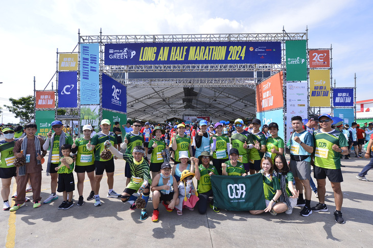 Mặc kệ nắng nóng, các runner tưng bừng xuất phát tại GreenUP Marathon - Ảnh 6.