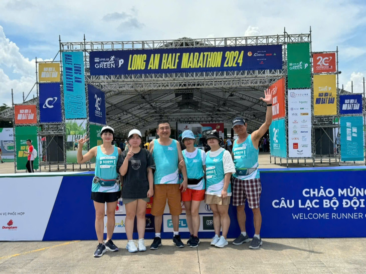 Mặc trời nắng nóng, các runner tưng bừng xuất phát tại GreenUP Marathon - Ảnh 5.