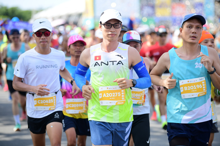 Mặc kệ nắng nóng, các runner tưng bừng xuất phát tại GreenUP Marathon - Ảnh 9.